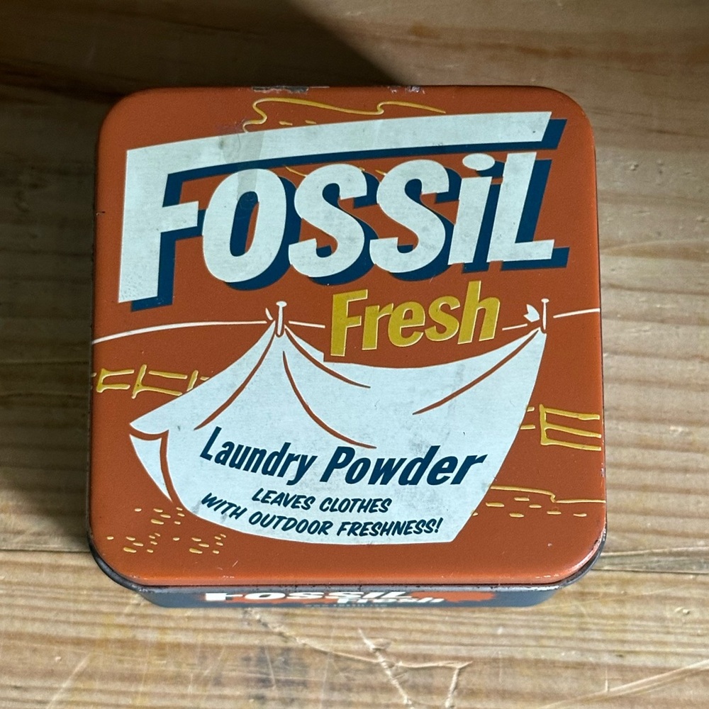 1999 FOSSIL COLLECTABLE WATCH TIN  LAUNDRY POWDER EMPTY & CLEAN STASH BOX